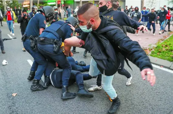  ?? EFE ?? TENSIÓN EN LAS CALLES. Radicales de izquierdas provocan disturbios a las puertas de la Asamblea de Madrid para protestar contra las medidas de la Comunidad