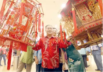  ?? — Photos by Chimon Upon ?? Yong inspecting lanterns at the Kuching Inter-Cultural Mooncake Festival in Carpenter Street on Monday.