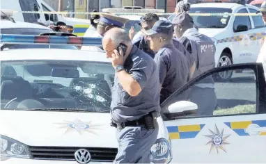  ?? PHOTO: LEON KNIPE ?? DAMAGE: Two metro police officers were injured when a suspect open fire on their vehicle in Hanover Park yesterday.