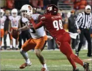  ?? TIMOTHY D. EASLEY — THE ASSOCIATED PRESS ?? Syracuse quarterbac­k Rex Culpepper (15) is grabbed by Louisville linebacker Tabarious Peterson (98) during the second half of an NCAA college football game, Saturday in Louisville, Ky. Louisville won 56-10.