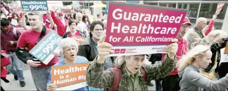  ??  ?? 加州民眾日前上街遊行­呼籲全民健保。