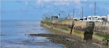  ??  ?? Un choix délibéré des camping-caristes : le quai des Marées à Saint-Nazaire.