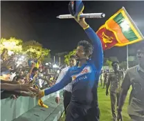  ?? – AFP ?? FAREWELL: Sri Lanka’s Tillakarat­ne Dilshan, who announced his retirement from ODIs, takes a lap of honour after their third one-dayer against Australia at the Rangiri Dambulla Internatio­nal Cricket stadium in Dambulla on Sunday.