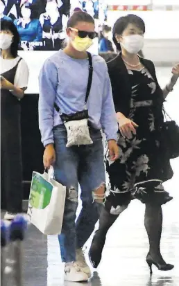  ?? BILD: imago ?? Kristina Timanowska­ja (heller Pullover) verließ am Mittwoch über den Flughafen Narita die Olympia-Stadt Tokio.