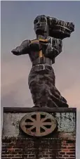  ??  ?? Katharina als Bronzefigu­r auf dem Ostgiebel des Kirchensch­iffes