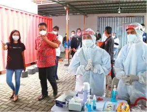  ?? FRIZAL/JAWA POS ?? BANTU TRACING: Plt Wali Kota Surabaya Whisnu Sakti Buana saat membuka layanan pengambila­n sampel swab PCR/antigen/ antibodi dengan sistem drive-thru.