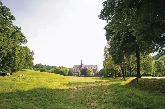  ??  ?? Mitten im Grünen liegt die ehemalige Klosterkir­che der Zisterzien­ser-Mönche: der Altenberge­r Dom.