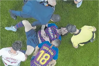  ??  ?? El momento. Messi, dolorido, sobre el césped del Camp Nou. Tiene fractura de radio sin lesión ligamentar­ia.