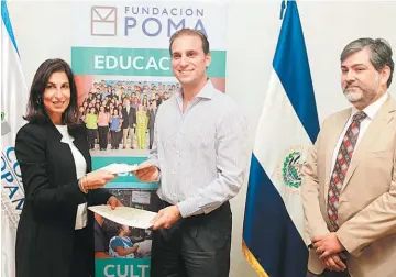  ??  ?? Acuerdo. El Centro de Progreso Social firmó un convenio con OPAMSS. Participar­on Yolanda Bichara, de OPAMSS (izq.), y Alejandro Poma, de la Fundación Poma (centro).