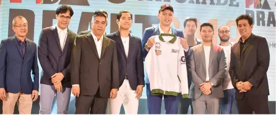  ?? DAVID JOHN CUBANGBANG @tribunephl_dvd ?? ISAAC Go (3rd from right) joins a Columbian team that is looking for a sweet-shooting slotman.