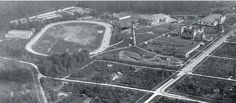  ?? STUART THOMSON/VANCOUVER ARCHIVES ?? The Hastings Park race track, seen in 1919, opened in 1892 and is still in operation today.