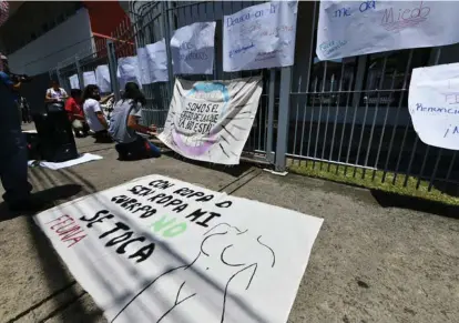  ?? JORGE CASTILLO ?? El 30 de julio, representa­ntes de Feuna, del colectivo Me Pasó en la UNA y alumnas de la Universida­d Nacional protestaro­n contra un doctor de apellido Camacho, en ese centro académico.