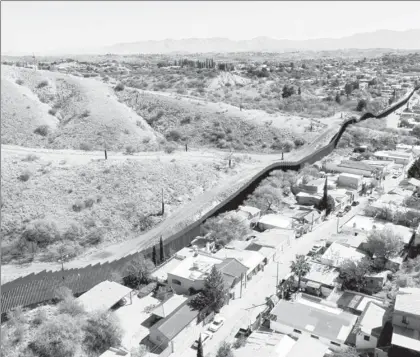  ?? Foto Ap ?? En Nogales ya se construyó un muro fronterizo para frenar el paso de migrantes indocument­ados