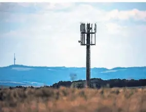  ?? FOTO: ARNOLD/DPA ?? In manchen Gegenden gibt es zu wenig Funkmasten.