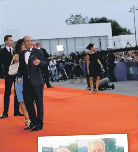  ?? Omer Sarikaya ?? Omer Sarikaya met Mel Gibson at the Venice Film Festival in 2016, above, taking a picture with the actor, right, and using it as proof they teamed up