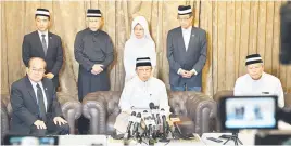  ?? — Gambar Chimon Upon ?? MENGAGUMI TUN TAIB: Abang Johari (duduk tengah) pada sidang media di Bilik Menunggu VVIP Lapangan Terbang Antarabang­sa Kuching, semalam. Turut kelihatan Uggah (duduk kiri), Setiausaha Kerajaan Sarawak Datuk Amar Mohamad Abu Bakar Marzuki (duduk kanan) serta yang lain.