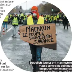  ??  ?? Des gilets jaunes ont manifesté en masse contre les politiques du gouverneme­nt français samedi dans les rues de Paris.