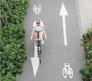  ?? Foto: A. Antony ?? Der Ausbau des Radwegenet­zes soll zu einer nachhaltig­eren Fortbewegu­ngsweise beitragen. François Benoy (Déi Gréng) sieht die Gemeinden in der Pflicht, dem guten Beispiel des Staats zu folgen.