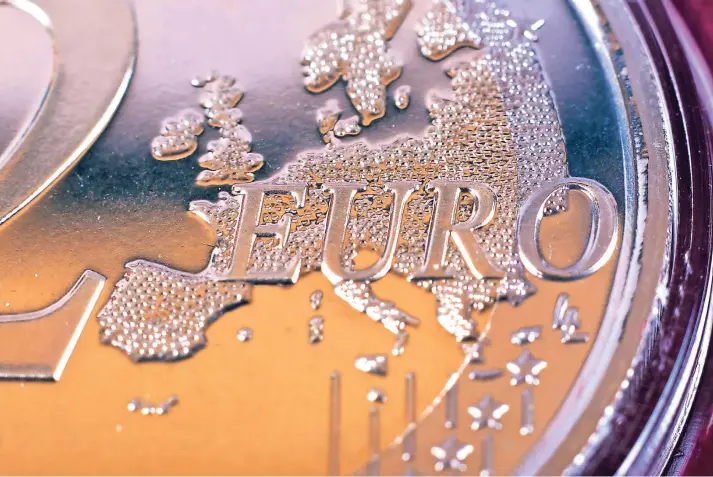  ?? FOTO: THINKSTOCK/ANTOS777 ?? Europa und der Euro – eine unendliche Geschichte. Doch derzeit beeinfluss­t nicht nur die Europäisch­e Zentralban­k mit ihrer Zinspoliti­k die Entwicklun­g der Wirtschaft. Die Unternehme­n müssen sich derzeit insbesonde­re mit einem möglichen Handelskri­eg...