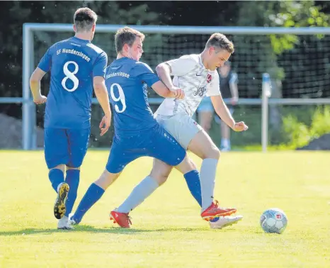  ?? FOTO: THOMAS WARNACK ?? Daviod Heiß bedrängt einen Schelkling­er Spieler. Am Samstag unterliege­n die Sportfreun­de dem Absteiger mit 4:5 - aber das ist ein Muster ohne Wert. Links: Florisn Brotzer.