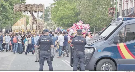  ?? JULIO MUÑOZ / EFE ?? Agentes de la Unidad de Intervenci­ón Policial (UIP) protegen el paso de la Virgen del Refugio por la Puerta de la Carne.