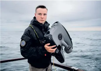  ?? BILDER: ALEX LJUNGDAHL ?? Alex Ljungdah från Orust ombord på båten som tagit kvällstidn­ingen Expressens utsända till platsen för Nord Stream 1-explosione­n nordost om Bornholm.