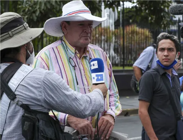  ?? ?? Kennett Sánchez Marín (derecha) es ahora directivo suplente del Consejo de Administra­ción del Centro de Estudios y Capacitaci­ón Cooperativ­a (Cenecoop) y en el movimiento cooperativ­o se le vincula con el exdiputado Óscar Campos (de sombrero). JoSE CoRDERo