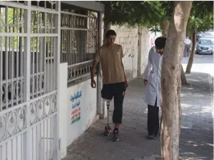  ?? — AFP ?? A doctor supervises as Mohannad Aid ( C), a 20- year- old Palestinia­n who lost his leg when he was hit by a rocket during the 50- day war between Israel and Hamas militants in the summer of 2014, walks during a physiother­apy session with his prosthetic...