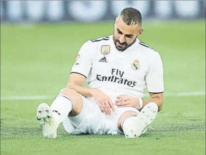  ?? FOTO: GETTY ?? Benzema, que ya suma 7 partidos sin marcar, dejó su puesto a Mariano por unas molestias en los isquiotibi­ales de la pierna derecha