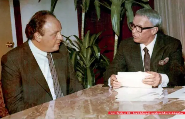  ??  ?? Finkel y Sinatra en 1981, durante la firma del contrato que lo traería a la Argentina.