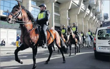  ??  ?? DESPLIEGUE. El dispositiv­o de seguridad en el Clásico de América será el mayor nunca visto en Madrid.