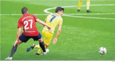  ?? AFP7 ?? Moncayola persigue al delantero del Villarreal Gerard Moreno.