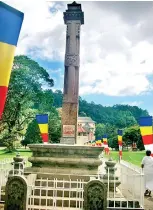  ??  ?? The Keppetipol­a memorial pillar