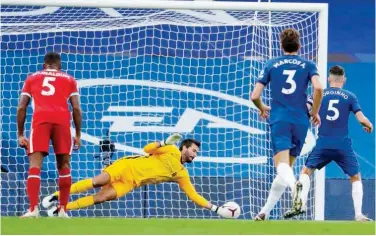  ?? Agence France-presse ?? ↑
Liverpool’s Alisson Becker saves a penalty by Chelsea’s Jorginho (right) during their EPL match at Stamford Bridge in London on Sunday.