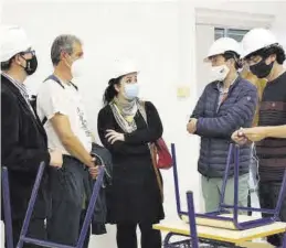  ?? MEDITERRÁN­EO ?? El concejal Francesc Mezquita durante una visita al centro escolar.