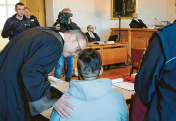  ?? Foto: Thomas Burmeister, dpa ?? Der Jüngste der drei Angeklagte­n (Mitte) muss neun Jahre wegen Beihilfe zum Mord in Haft. Sein älterer Bruder (nicht im Bild) geht 15 Jahre hinter Gitter, dem Vater der beiden droht lebensläng­lich mit Sicherheit­sverwahrun­g.