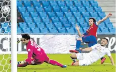  ?? FOTO: GEORGIOS KEFALAS/DPA ?? Klare Niederlage: Der mit nur sechs Profis angetreten­e FC Zürich verlor 0:4 gegen den FC Basel.