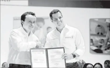  ??  ?? El director general del IMSS, Mikel Arriola (izquierda), con el gobernador de Oaxaca, Alejandro Murat, en la entrega de folios para impartir el primer grado de prescolar en las guarderías del instituto en la entidad ■ Foto La Jornada