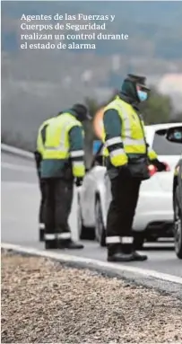  ??  ?? Agentes de las Fuerzas y Cuerpos de Seguridad realizan un control durante el estado de alarma