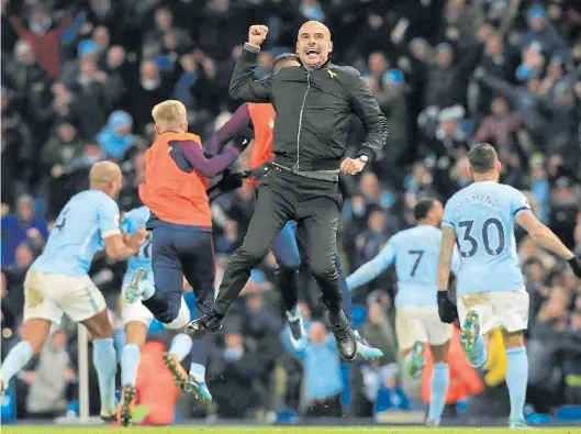  ??  ?? Guardiola. Grito al aire con fondo de jugadores del City. Tiene el equipo con más puntos, triunfos y goles, sólo dos derrotas en el torneo.