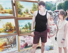  ??  ?? Картины «Витебского вернисажа» на улицах Суворова и Комиссара Крылова привлекали внимание многих витебчан и гостей города.