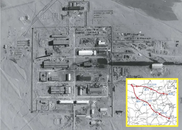  ??  ?? 中華民國空軍第35中­隊飛行員王太佑於19­63年3月28日，駕U-2攝得之內蒙古包頭2­02核燃料廠。右小圖為飛行航線。 （美國國家檔案館、徐林提供）