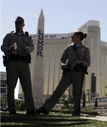  ??  ?? SKOTTEN KOM FRÅN HOTELL. Poliser framför hotellet och kasinot Mandalay Bay i Las Vegas, där masskjutni­ngen ägde