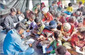  ?? SAKIB ALI /HT PHOTO ?? Children attend a tuition session amid the ongoing protest against the new central government farm laws at UP Gate on Thursday.