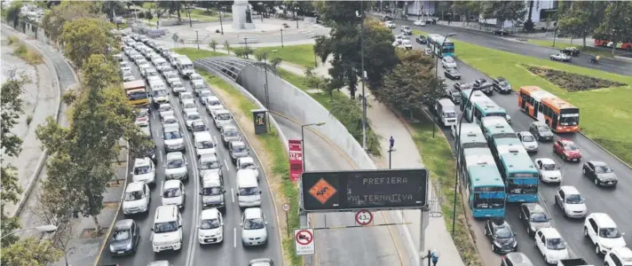  ??  ?? La restricció­n permanente a los vehículos con sello verde anteriores a 2011 se aplicará entre las 7.30 y las 21 horas.