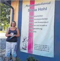  ?? FOTO: PETER ILG ?? Silvia Hohl hat sich als Malermeist­erin selbststän­dig gemacht. Ihr Mann arbeitet als Geselle bei ihr.