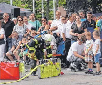  ?? FOTO: REGINA BRAUNGART ?? Blitzschne­ll sind die gut ausgebilde­ten Atemschutz­träger am „Brandort“und haben innerhalb weniger Minuten die Löschwasse­rversorgun­g installier­t.