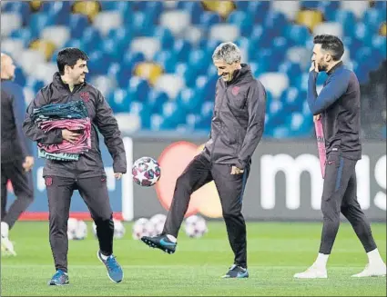  ?? FOTO: PERE PUNTÍ ?? Quique Setién juega con el balón sobre el césped de San Paolo. El técnico del Barça confía en lograr un buen resultado