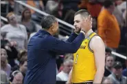  ?? DARRON CUMMINGS — THE ASSOCIATED PRESS ?? Michigan head coach Juwan Howard, left, talks with Hunter Dickinson (1) during the second half of a college basketball game against Tennessee in the second round of the NCAA tournament, Saturday, March 19, 2022, in Indianapol­is.