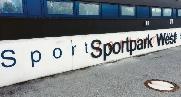  ?? Foto: Werner Zahn ?? Aus Sportzentr­um West wird Sportpark West: In Königsbrun­n schlägt der neue Schriftzug Wellen.